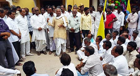 ನಾರಾಯಣಪುರ ಬಲದಂಡೆ ಕಾಲುವೆ 5ಎ ಉಪ ಕಾಲುವೆ ನಿರ್ಮಾಣಕ್ಕೆ ಆಗ್ರಹಿಸಿ ರೈತರು ಭಾನುವಾರ ಮಸ್ಕಿಯಲ್ಲಿ ಶಾಸಕರ ಕಚೇರಿ ಎದುರು ಧರಣಿ ನಡೆಸಿದರು