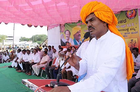 ರಾಯಚೂರು ಜಿಲ್ಲಾ ಕ್ರೀಡಾಂಗಣದಲ್ಲಿ ಭಾನುವಾರ ನಡೆದ ಉತ್ತರ ಕರ್ನಾಟಕ ಸಮಗ್ರ ಅಭಿವೃದ್ಧಿಗಾಗಿ ಜನಜಾಗೃತಿ ಜಾಥಾ ಸಮಾರೋಪ ಸಮಾರಂಭದಲ್ಲಿ ಶಾಸಕ ಎ.ಎಸ್. ಪಾಟೀಲ ನಡಹಳ್ಳಿ ಮಾತನಾಡಿದರು