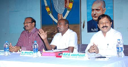 ಚಿತ್ರದುರ್ಗದ ನಗರಸಭೆ ಹಳೇ ಕಾರ್ಯಾಲಯದಲ್ಲಿ ಬುಧವಾರ ನಡೆದ ಸಾಮಾನ್ಯ ಸಭೆಯಲ್ಲಿ ಅಧ್ಯಕ್ಷ ಕಾಂತರಾಜ್ ಮಾತನಾಡಿದರು.