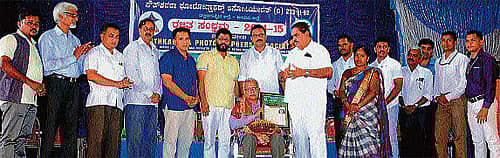 ಬಂಟ್ವಾಳ ತಾಲ್ಲೂಕಿನ ಛಾಯಾಗ್ರಾಹಕರ ಸಂಘದ ವತಿಯಿಂದ ಬಿ.ಸಿ.ರೋಡ್ನಲ್ಲಿ ಭಾನುವಾರ ಏರ್ಪಡಿಸಿದ್ದ ‘ಹಲಸಿನ ಹಬ್ಬ’ ಕಾರ್ಯಕ್ರಮದಲ್ಲಿ ವಿಟ್ಲದ ದಿನೇಶ್ ನಾಯಕ್ ಅವರನ್ನು ಸನ್ಮಾನಿಸಲಾಯಿತು.