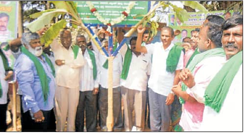 ದೇವನಹಳ್ಳಿ ತಾಲ್ಲೂಕು ಮಾಳಿಗೇನಹಳ್ಳಿ ಗ್ರಾಮದಲ್ಲಿ ರಾಜ್ಯ ರೈತ ಸಂಘದ ಗ್ರಾಮ ಶಾಖೆಯನ್ನು ರೈತ ಸಂಘದ ರಾಜ್ಯಾಧ್ಯಕ್ಷ ಕೋಡಿಹಳ್ಳಿ ಚಂದ್ರಶೇಖರ್ ಉದ್ಘಾಟಿಸಿದರು. ಜಿಲ್ಲಾ ಮತ್ತು ತಾಲ್ಲೂಕು ಘಟಕ ರೈತ ಸಂಘದ ಪದಾಧಿಕಾರಿಗಳು ಉಪಸ್ಥಿತರಿದ್ದರು.