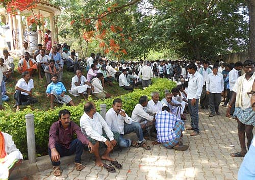 ಹರಿಹರದ ಎಂಕೆಇಟಿ ಶಾಲೆಯ ಕಾಂಪೌಂಡ್ ಹಾಗೂ ಶಾಲಾ ಆವರಣದಲ್ಲಿ ಫಲಿತಾಂಶಕ್ಕಾಗಿ ಕಾತುರದಿಂದ ಕಾಯುತ್ತಿರುವ ಗ್ರಾಮಸ್ಥರು.