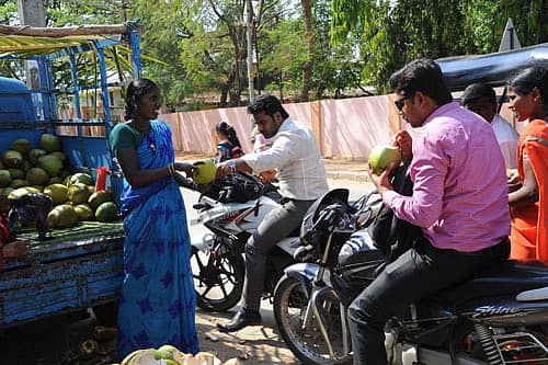 ದಾವಣಗೆರೆಯಲ್ಲಿ ಬಿಸಲಿನ ಝಳಕ್ಕೆ ದಣಿವು ನೀಗಿಸಿಕೊಳ್ಳಲು ನಾಗರಿಕರು ಎಳನೀರು ಕುಡಿಯುತ್ತಿರುವ ದೃಶ್ಯ.