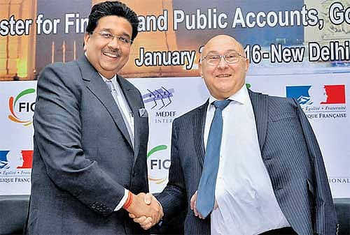 ವಾಣಿಜ್ಯಗೋಷ್ಠಿಯಲ್ಲಿ ಫಿಕ್ಕಿ ಅಧ್ಯಕ್ಷ ಹರ್ಷವರ್ಧನ್ ನಿಯೋಟಿಯಾ ಮತ್ತು ಫ್ರಾನ್ಸ್ ಹಣಕಾಸು ಸಚಿವ ಮೈಕೆಲ್ ಸಪಿನ್ ಇದ್ದರು -ಪಿಟಿಐ ಚಿತ್ರ