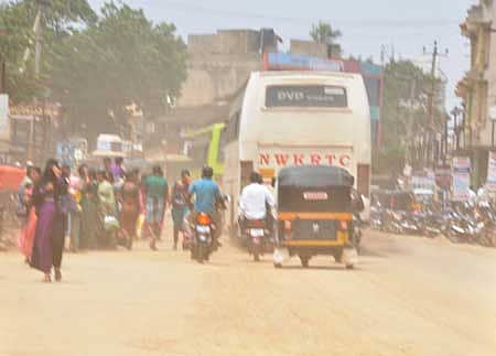 ಹಾವೇರಿಯ ಕೇಂದ್ರೀಯ ಬಸ್‌ ನಿಲ್ದಾಣದ ಮುಂಭಾಗದ ರಸ್ತೆಯಲ್ಲಿ ದೂಳಿನ ಪರಿ