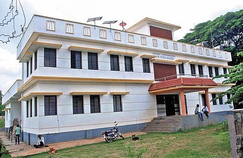 ಹಾಸನದ ಎಂ.ಜಿ ರಸ್ತೆಯಲ್ಲಿ ನಾಲ್ಕು ವರ್ಷಗಳ ಹಿಂದೆ ನಿರ್ಮಾಣವಾಗಿರುವ ಕ್ರೀಡಾ ಹಾಸ್ಟೆಲ್‌  ಪ್ರಜಾವಾಣಿ ಚಿತ್ರ