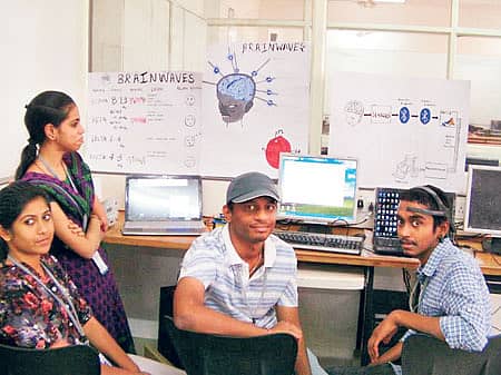 ‘ಬ್ರೇನ್ವೇವ್ ರೋಬೊ’ ಅಭಿವೃದ್ಧಿಪಡಿಸಿದ ರೇವಾ ಶಿಕ್ಷಣ ಸಂಸ್ಥೆಯ ಎಂಜಿನಿಯರಿಂಗ್ ವಿದ್ಯಾರ್ಥಿಗಳ ತಂಡ