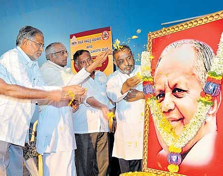 ಎಚ್.ಜಿ. ಗೋವಿಂದೇಗೌಡ ಅವರ ಭಾವಚಿತ್ರಕ್ಕೆ ಪುಷ್ಪನಮನ ಸಲ್ಲಿಸಲಾಯಿತು. ಸುರೇಶ್ಕುಮಾರ್, ಗೊ.ರು.ಚನ್ನಬಸಪ್ಪ, ಭಾರತ ಯಾತ್ರಾ ಕೇಂದ್ರದ ಪ್ರಧಾನ ಕಾರ್ಯದರ್ಶಿ ಕೆ.ವಿ.ನಾಗರಾಜಮೂರ್ತಿ ಇದ್ದಾರೆ. –ಪ್ರಜಾವಾಣಿ ಚಿತ್ರ