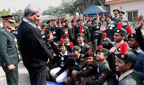 ಗಣರಾಜ್ಯೋತ್ಸವ ಕವಾಯತಿನಲ್ಲಿ ಭಾಗವಹಿಸಲು ಬಂದಿರುವ ಎನ್‌ಸಿಸಿ ಕೆಡೆಟ್ ಶಿಬಿರಕ್ಕೆ ಗುರುವಾರ ಭೇಟಿ ನೀಡಿದ ಸಂದರ್ಭದಲ್ಲಿ ರಕ್ಷಣಾ ಸಚಿವ ಮನೋಹರ್ ಪರಿಕ್ಕರ್  – ಪಿಟಿಐ ಚಿತ್ರ