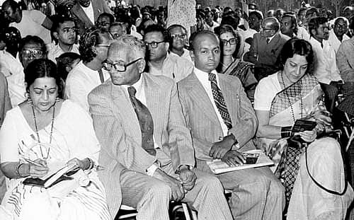 1977ರಲ್ಲಿ ನಗರದಲ್ಲಿ ನಡೆದಿದ್ದ ಸಿನಿಮೋತ್ಸದಲ್ಲಿ ಹಿಂದಿ ಸಿನಿಮಾ ನಟಿ ನರ್ಗೀಸ್‌ (ಬಲತುದಿ) ಅವರು ಪ್ರೇಕ್ಷಕರೊಂದಿಗೆ ಕುಳಿತಿರುವ ಚಿತ್ರ 	ಚಿತ್ರ: ಟಿ.ಎಲ್‌.ರಾಮಸ್ವಾಮಿ