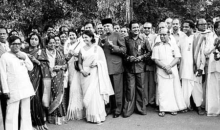 ಇದು 1977 ಸಪ್ಟೆಂಬರ್ 16ರಂದು ಬೆಂಗಳೂರಿನಲ್ಲಿ ಆಯೋಜಿಸಲಾಗಿದ್ದ ನಾಸ್ಟಾಲ್ಜಿಯಾ ಫಿಲ್ಮ್ ಫೆಸ್ಟಿವಲ್ ಸಂದರ್ಭದ ಚಿತ್ರ. ನರಸಿಂಹರಾಜು, ಬಿ. ಜಯಮ್ಮ, ನರ್ಗೀಸ್, ಕಾಮಿನಿ ಕೌಶಲ್, ಜೆಮಿನಿ ಗಣೇಶನ್, ಭಕ್ತವತ್ಸಲ, ಕೆಂಪರಾಜ ಅರಸ್, ಹೊನ್ನಪ್ಪ ಭಾಗವತರ್, ಟಿ.ಎನ್. ಬಾಲಕೃಷ್ಣ ಚಿತ್ರದಲ್ಲಿದ್ದಾರೆ. ಚಿತ್ರ: ಟಿ.ಎಲ್. ರಾಮಸ್ವಾಮಿ