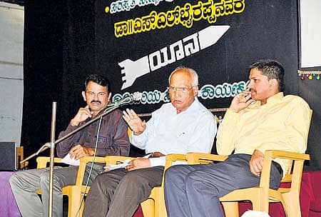 ಶಿವಮೊಗ್ಗದ ಕುವೆಂಪು ರಂಗಮಂದಿರದಲ್ಲಿ ಭಾನುವಾರ ಅಭಿರುಚಿ ಸಂಸ್ಥೆ ಹಮ್ಮಿಕೊಂಡಿದ್ದ ‘ಯಾನ’ ಕಾದಂಬರಿ ಕುರಿತ ಸಂವಾದ ಕಾರ್ಯಕ್ರಮದಲ್ಲಿ ಸಾಹಿತಿ ಎಸ್.ಎಲ್.ಭೈರಪ್ಪ ಮಾತನಾಡಿದರು