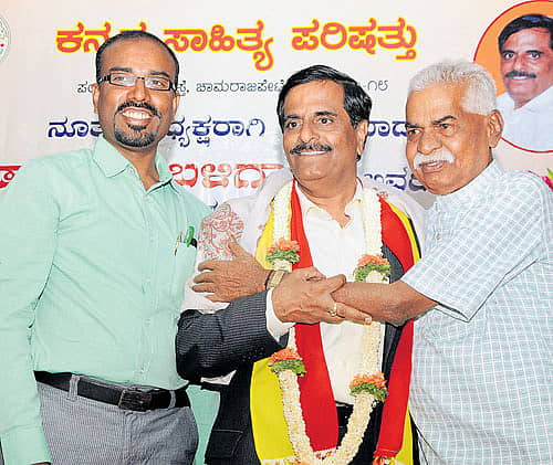 ಕಸಾಪ ಅಧ್ಯಕ್ಷರಾಗಿ ಅಧಿಕಾರ ಸ್ವೀಕರಿಸಿದ ಮನು ಬಳಿಗಾರ್‌ (ಮಧ್ಯದಲ್ಲಿ) ಅವರನ್ನು ಕನ್ನಡ ಮತ್ತು ಸಂಸ್ಕೃತಿ ಇಲಾಖೆ ನಿರ್ದೇಶಕ ಕೆ.ಎ. ದಯಾನಂದ (ಎಡಕ್ಕೆ) ಮತ್ತು ನಿಕಟಪೂರ್ವ ಅಧ್ಯಕ್ಷ ಪುಂಡಲೀಕ ಹಾಲಂಬಿ ಅಭಿನಂದಿಸಿದರು