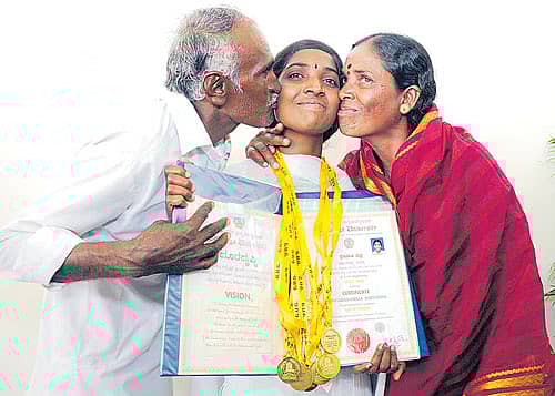 ಘಟಿಕೋತ್ಸವದಲ್ಲಿ ಸ್ನಾತಕೋತ್ತರ ಕನ್ನಡ ವಿಷಯದಲ್ಲಿ ಎಂಟು ಚಿನ್ನದ ಪದಕ ಪಡೆದ ಶಿವಬಸಮ್ಮ ಅವರು ಪಾಲಕರೊಂದಿಗೆ ಸಂಭ್ರಮಿಸಿದರು