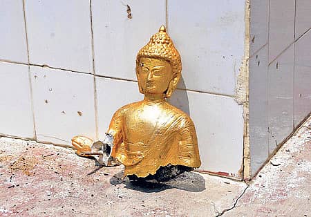 ಪೀಠದ ಹಿಂದೆ ಬಿದ್ದಿರುವ ಪ್ರತಿಮೆಯ ಭಾಗ