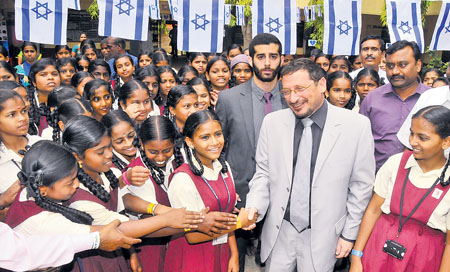 ಕಾರ್ಯಕ್ರಮದಲ್ಲಿ ಇಸ್ರೇಲ್‌ ಕಾನ್ಸಲ್‌ ಜನರಲ್‌ ಮೆನಹೆಮ್‌ ಕನಾಫಿ ಅವರಿಗೆ ವಿದ್ಯಾರ್ಥಿನಿಯರು ಹಸ್ತಲಾಘವ ನೀಡಿದರು   ಪ್ರಜಾವಾಣಿ ಚಿತ್ರ