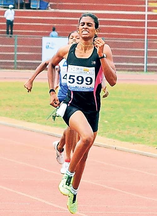 ಮಹಿಳೆಯರ 400 ಮೀ. ಸ್ಪರ್ಧೆಯಲ್ಲಿ  ಚಿನ್ನ ಗೆದ್ದುಕೊಂಡ ಪೂವಮ್ಮ ಓಟದ ಕ್ಷಣ  –ಗೋವಿಂದರಾಜ್‌ ಜವಳಿ