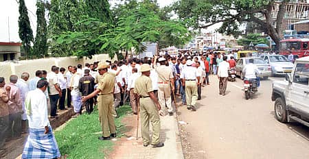 ಗ್ರಾಮ ಪಂಚಾಯಿತಿ ಚುನಾವಣೆಯ ಮತ ಎಣಿಕೆ ಕೇಂದ್ರವಾದ ರಾಮನಗರದ ಸರ್ಕಾರಿ ಪ್ರಥಮ ದರ್ಜೆ ಕಾಲೇಜಿನ ಬಳಿ ಫಲಿತಾಂಶ ತಿಳಿಯಲು ಶುಕ್ರವಾರ ಜಮಾಯಿಸಿದ್ದ ಜನರನ್ನು ಪೊಲೀಸರು ಚದುರಿಸಿದರು