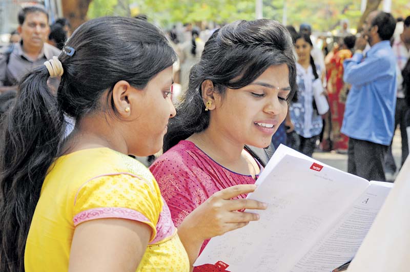 ಮೇ 1ರಂದು ಎನ್‌ಇಇಟಿ ಮೊದಲ ಪರೀಕ್ಷೆ ಬರೆದಿದ್ದ ವಿದ್ಯಾರ್ಥಿನಿಯರು