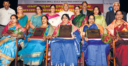 ಕಾರ್ಯಕ್ರಮದಲ್ಲಿ (ಎಡದಿಂದ ಕುಳಿತವರು) ವೀಣಾ ವಿ.ಕುಲಕರ್ಣಿ, ಛಾಯಾ ನಂಜಪ್ಪ, ಮಮತಾ ವಿಶ್ವನಾಥ್ ಲಾಡ್ವಾ, ರೋಹಿಣಿ ಮತ್ತು ಸುವರ್ಣ ಎಲ್. ಮುಕ್ಕಾವರ್ ಅವರಿಗೆ ‘ಉತ್ತಮ ಮಹಿಳಾ ಉದ್ಯಮಿ ಪ್ರಶಸ್ತಿ’ ನೀಡಿ ಸನ್ಮಾನಿಸಲಾಯಿತು. (ಎಡದಿಂದ ನಿಂತವರಲ್ಲಿ ಎರಡನೆಯವರು) ಮಹಿಳಾ ಉದ್ಯಮಿ ಅಭಿವೃದ್ಧಿ ನಿಗಮದ ಸದಸ್ಯೆ ರೇಖಾ ಮಾವಿನಕೆರೆ, ಉಪಾಧ್ಯಕ್ಷೆ ಲಲನ್ ಎಸ್ ಸನೇಡ್, ಅವೇಕ್ ಸಂಸ್ಥಾಪಕಾ ಅಧ್ಯಕ್ಷೆ ಮಧುರಾ ಛತ್ರಪತಿ, ರಾಜ್ಯ ಮಹಿಳಾ ಅಭಿವೃದ್ಧಿ ನಿಗಮದ ಅಧ್ಯಕ್ಷೆ ವಾಸಂತಿ ಶಿವಣ್ಣ, ಭಾರತೀಯ ಸ್ಟೇಟ್ ಬ್ಯಾಂಕ್ ಪ್ರಧಾನ ವ್ಯವಸ್ಥಾಪಕಿ ನಂದಿನಿ ರೋಡ್ರಿಕ್ಸ್. ಕಾಸಿಯಾ ಅಧ್ಯಕ್ಷ ಸಿ.ಎಂ. ರಾಜಮಾನೆ ಮತ್ತಿತರರು ಚಿತ್ರದಲ್ಲಿದ್ದಾರೆ  –ಪ್ರಜಾವಾಣಿ ಚಿತ್ರ