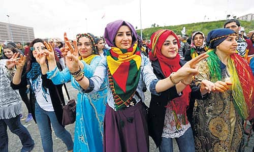 ಟರ್ಕಿಯ ಇಸ್ತಾಂಬುಲ್‌ನಲ್ಲಿ ಸಂಭ್ರಮಾಚರಣೆ ನಡೆಸಿದ ಪೀಪಲ್ಸ್ ಡೆಮಾಕ್ರಟಿಕ್‌ ಪಕ್ಷದ ಕಾರ್ಯಕರ್ತರು     - ರಾಯಿಟರ್ಸ್‌ ಚಿತ್ರ