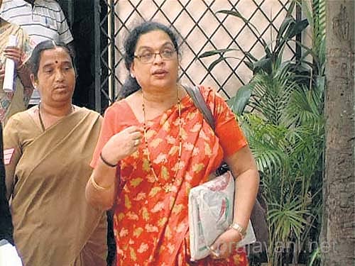 ಹುಬ್ಬಳ್ಳಿಯ ವಿದ್ಯಾನಗರ ಪೊಲೀಸರು ಪ್ರೊ.ನೂರ್ಜಹಾನ್ ಗಣಿಹಾರ್ (ಬಲಕ್ಕೆ) ಅವರನ್ನು ಧಾರವಾಡದ ಲೋಕಾಯುಕ್ತ ಕಚೇರಿಗೆ ಕರೆದೊಯ್ದು, ನಂತರ ಬಂಧಿಸಿದರು