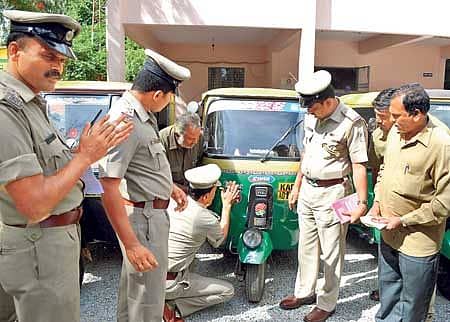 ದೊಡ್ಡಬಳ್ಳಾಪುರ ತಾಲ್ಲೂಕಿನಲ್ಲಿ ಆಟೊಗಳಿಗೆ ಕ್ರಮ ಸಂಖ್ಯೆ ನೀಡುವ ಕಾರ್ಯಕ್ರಮಕ್ಕೆ ಡಿವೈಎಸ್ಪಿ ಟಿ.ಕೋನಪ್ಪರೆಡ್ಡಿ ಚಾಲನೆ ನೀಡಿದರು