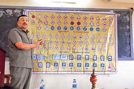 ರಾಮನಗರ ತಾಲ್ಲೂಕಿನ ಬಸವನಪುರ ಸರ್ಕಾರಿ ಕಾನೂನು ಕಾಲೇಜಿನಲ್ಲಿ ಸೋಮವಾರ  ನಡೆದ ಕಾರ್ಯಾಗಾರದಲ್ಲಿ ಸಾರಿಗೆ ಆಯುಕ್ತ ಗುರುಮೂರ್ತಿ ಅವರು ವಿದ್ಯಾರ್ಥಿಗಳಿಗೆ ಸಂಚಾರಿ ಚಿಹ್ನೆಗಳ ಕುರಿತು ತಿಳಿಸಿಕೊಟ್ಟರು