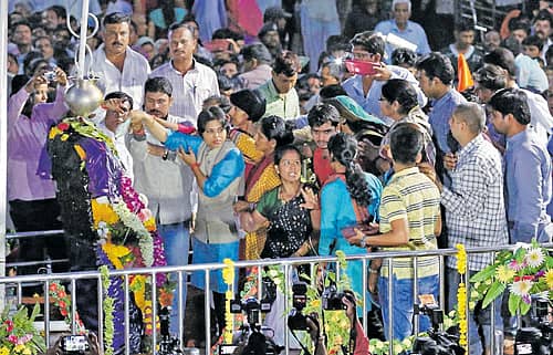 ಶನಿಶಿಂಗ್ಣಾಪುರದ ಶನಿ ಶಿಲೆಗೆ ಶನಿವಾರ ಮಹಿಳೆಯರಿಂದ ಪೂಜೆ –ಪಿಟಿಐ ಚಿತ್ರ