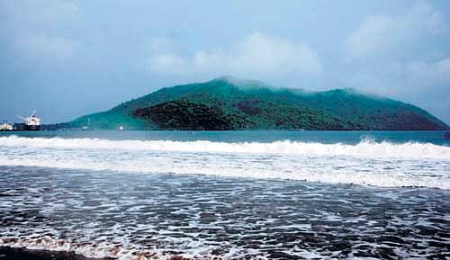 ಕಾರವಾರದ ಬೈತ್ಖೋಲದ ಗುಡ್ಡದಲ್ಲಿ ಮಂಗಳವಾರ ಮೋಡ ಮುಸುಕಿದ ದೃಶ್ಯ ಕಂಡುಬಂದಿದ್ದು ಹೀಗೆ ಚಿತ್ರ: ದಿಲೀಪ್ ರೇವಣಕರ್