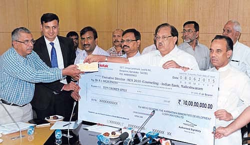 ಅಲ್ಪಸಂಖ್ಯಾತ ವಿದ್ಯಾರ್ಥಿಗಳ ಪ್ರವೇಶಕ್ಕೆ ಶುಲ್ಕ ಕಟ್ಟಲು ಅಲ್ಪಸಂಖ್ಯಾತರ ಅಭಿವೃದ್ಧಿ ನಿಗಮದ ₨10 ಕೋಟಿ ಚೆಕ್ ಅನ್ನು ಸಚಿವ ಖಮರುಲ್ ಇಸ್ಲಾಂ ಅವರು ಕರ್ನಾಟಕ ಪರೀಕ್ಷಾ ಪ್ರಾಧಿಕಾರದ ಆಡಳಿತಾಧಿಕಾರಿ ಎಸ್.ಎನ್. ಗಂಗಾಧರಯ್ಯ ಅವರಿಗೆ ಬುಧವಾರ ಬೆಂಗಳೂರಿನಲ್ಲಿ ಹಸ್ತಾಂತರಿಸಿದರು. ಕೋಟಕ್ ಮಹೀಂದ್ರ ಬ್ಯಾಂಕ್ನ ಹಿರಿಯ ಕಾರ್ಯನಿರ್ವಾಹಕ ಉಪಾಧ್ಯಕ್ಷ ಶೇಖರ್ ಭಂಡಾರಿ, ಅಲ್ಪಸಂಖ್ಯಾತರ ಇಲಾಖೆ ಕಾರ್ಯದರ್ಶಿ ಸೈಯದ್ ಸಲೀಂ ಅದೋನಿ, ನಿಗಮದ ಅಧ್ಯಕ್ಷ ಮಸೂದ್ ಫೌಜ್ದಾರ್ ಚಿತ್ರದಲ್ಲಿದ್ದಾರೆ