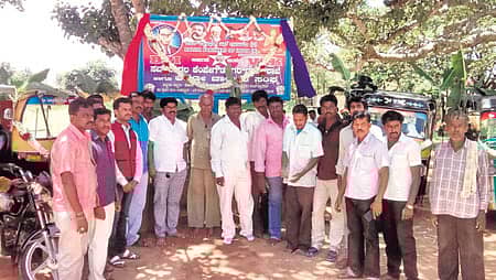 ಆನೇಕಲ್ ತಾಲ್ಲೂಕಿನ ಸಮಂದೂರು ಗೇಟ್‌ನ ಕೆಂಪೇಗೌಡ ನಗರದಲ್ಲಿ ದಲಿತ್ ಪ್ಯಾಂಥರ್‌್ಸ ಆಫ್‌ ಇಂಡಿಯಾ ಸಂಘಟನೆಯ ಗ್ರಾಮ ಶಾಖೆಯನ್ನು ಜಿಲ್ಲಾಧ್ಯಕ್ಷ ಕೆ.ಸಿ.ನಾಗರಾಜ್ ಉದ್ಘಾಟಿಸಿದರು.