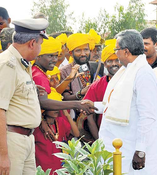ಹಾವೇರಿ ಜಿಲ್ಲೆ ಗೊಟಗೋಡಿಯಲ್ಲಿನ ಕರ್ನಾಟಕ ಜಾನಪದ ವಿಶ್ವವಿದ್ಯಾಲಯದ ಕಟ್ಟಡಗಳ ಉದ್ಘಾಟನೆಗೆ ಬಂದ ಮುಖ್ಯಮಂತ್ರಿ ಸಿದ್ದರಾಮಯ್ಯ, ತಮ್ಮನ್ನು ಸ್ವಾಗತಿಸಿದ ಕಲಾವಿದರ ಕುಶಲೋಪರಿ ವಿಚಾರಿಸಿದರು
