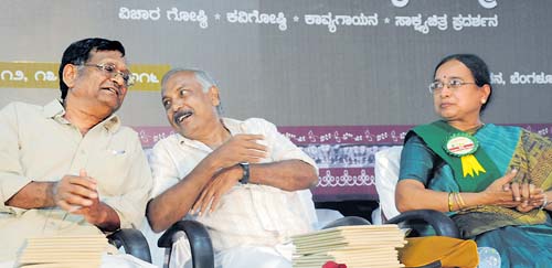 ವಿಚಾರ ಗೋಷ್ಠಿಯಲ್ಲಿ ಹಿ.ಶಿ. ರಾಮಚಂದ್ರೇಗೌಡ ಅವರು (ಎಡ)  ಸಿದ್ದನಗೌಡ ಪಾಟೀಲ ಅವರೊಂದಿಗೆ ಚರ್ಚೆ ನಡೆಸಿದರು. ನಂದಿನಿ ಜಯರಾಮ ಇದ್ದಾರೆ.