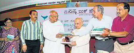 ಸಾಹಿತಿ ಡಾ.ದೇ.ಜವರೇಗೌಡ ಅವರು ಪುಸ್ತಕ ಬಿಡುಗಡೆ ಮಾಡಿ ಪ್ರತಿಯೊಂದನ್ನು ವಿಮರ್ಶಕ ಡಾ.ಸಿ.ಎನ್‌.ರಾಮಚಂದ್ರನ್‌ ಅವರಿಗೆ  ನೀಡಿದರು. ತೇಜಸ್ವಿ ಅವರ ಪತ್ನಿ ರಾಜೇಶ್ವರಿ, ಸಪ್ನ ಬುಕ್‌ ಹೌಸ್‌ನ ವ್ಯವಸ್ಥಾಪಕ ನಿರ್ದೇಶಕ ನಿತಿನ್ ಷಾ, ನಿಘಂಟು ತಜ್ಞ ಪ್ರೊ.ಜಿ.ವೆಂಕಟಸುಬ್ಬಯ್ಯ, ಪುಸ್ತಕ ಸಂಪಾದಕ ಆರ್.ದೊಡ್ಡೆಗೌಡ ಚಿತ್ರದಲ್ಲಿದ್ದಾರೆ  –ಪ್ರಜಾವಾಣಿ ಚಿತ್ರ