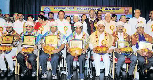 ನೂತನ ವಿಧಾನ ಪರಿಷತ್ ಸದಸ್ಯರಾದ (ಎಡದಿಂದ ಕುಳಿತವರು) ಎಂ. ನಾರಾಯಣಸ್ವಾಮಿ, ಆರ್.ಧರ್ಮಸೇನ, ಬಸವರಾಜ್ ಪಾಟೀಲ ಇಟಗಿ, ಸಂದೇಶ್ ನಾಗರಾಜ್, ಎಂ.ಎ. ಗೋಪಾಲಸ್ವಾಮಿ, ಸಿ.ಆರ್. ಮನೋಹರ್ ಮತ್ತು ಅಪ್ಪಾಜಿಗೌಡ ಅವರನ್ನುಕರ್ನಾಟಕ ಪಂಚಾಯತ್ ಪರಿಷತ್ ವತಿಯಿಂದ ಅಭಿನಂದಿಸಲಾಯಿತು. ಗ್ರಾಮೀಣಾಭಿವೃದ್ಧಿ ಸಚಿವ ಎಚ್.ಕೆ. ಪಾಟೀಲ್, ವಿಧಾನ ಪರಿಷತ್ ಸಭಾಪತಿ ಡಿ.ಎಚ್. ಶಂಕರಮೂರ್ತಿ, ಕಾಂಗ್ರೆಸ್ನ ಹಿರಿಯ ನಾಯಕ ಎಂ.ವಿ.ರಾಜಶೇಖರನ್, ಗಾಂಧೀವಾದಿ ಹೋ. ಶ್ರೀನಿವಾಸಯ್ಯ, ಕರ್ನಾಟಕ ಪಂಚಾಯತ್ ಪರಿಷತ್ ಅಧ್ಯಕ್ಷ ಸಿ. ನಾರಾಯಣಸ್ವಾಮಿ, ಪ್ರಧಾನ ಕಾರ್ಯದರ್ಶಿ ಎಲ್. ಗೋಪಾಲಕೃಷ್ಣಗೌಡ ಮತ್ತಿತರರು ಉಪಸ್ಥಿತರಿದ್ದರು –ಪ್ರಜಾವಾಣಿ ಚಿತ್ರ