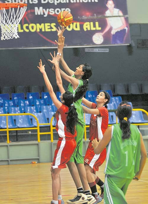 ಛತ್ತೀಸಗಡ ತಂಡದ ಪೂನಮ್ ಚತುರ್ವೇದಿ (ಹಸಿರು ಜೆರ್ಸಿ) ಪಾಯಿಂಟ್ ಗಳಿಸಲು ಯತ್ನಿಸಿದ ಕ್ಷಣ –ಪ್ರಜಾವಾಣಿ ಚಿತ್ರ/ಎಚ್.ಜಿ. ಪ್ರಶಾಂತ್