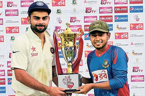 ಟ್ರೋಫಿಯೊಂದಿಗೆ ಭಾರತದ ನಾಯಕ ವಿರಾಟ್ ಕೊಹ್ಲಿ ಮತ್ತು ಬಾಂಗ್ಲಾದೇಶ ತಂಡದ ನಾಯಕ ಮುಷ್ಫಿಕರ್ ರಹೀಮ್