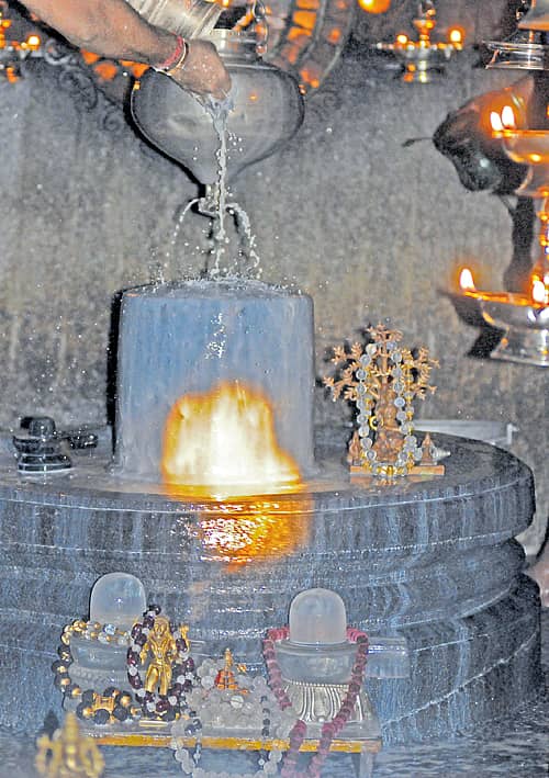 ನಗರದ ಗವಿಗಂಗಾಧರೇಶ್ವರ ದೇವಸ್ಥಾನದಲ್ಲಿ ಶುಕ್ರವಾರ ಸೂರ್ಯನ ರಶ್ಮಿಯು ಗರ್ಭ ಗುಡಿಯಲ್ಲಿರುವ ಶಿವಲಿಂಗವನ್ನು ಸ್ಪರ್ಶಿಸಿತು