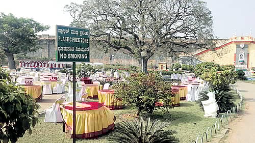 ಮಂಡ್ಯ ಜಿಲ್ಲೆಯ ಕೆಆರ್‌ಎಸ್‌ ಅಣೆಕಟ್ಟೆಯ ಬಳಿ ಗುರುವಾರ ನಡೆದ ಪಾರ್ಟಿಯ ಕುರ್ಚಿ, ಟೇಬಲ್‌ಗಳು ಶುಕ್ರವಾರ ಬೆಳಿಗ್ಗೆಯೂ ಹಾಗೆಯೇ ಇದ್ದವು