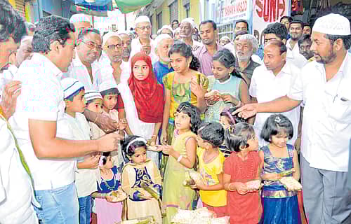 ಸಂಕ್ರಾಂತಿ ಅಂಗವಾಗಿ ಮೈಸೂರಿನ ದೇವರಾಜ ಮೊಹಲ್ಲಾದ ರಹಮಾನಿಯಾ ಅರಬ್ಬಿ ಮಸೀದಿಯ ಆವರಣದಲ್ಲಿ ಶುಕ್ರವಾರ ಮಕ್ಕಳು ಎಳ್ಳು–ಬೆಲ್ಲವನ್ನು ಹಂಚಿದರು – ಪ್ರಜಾವಾಣಿ ಚಿತ್ರ