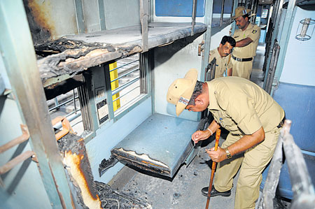 ಯಶವಂತಪುರ ರೈಲು ನಿಲ್ದಾಣದಲ್ಲಿ ಸೋಮವಾರ ಬೆಂಕಿ ಹತ್ತಿಕೊಂಡಿದ್ದ ಭುವನೇಶ್ವರ–ಯಶವಂತಪುರ ರೈಲಿನ ಬೋಗಿಯನ್ನು ಪೊಲೀಸರು ಪರಿಶೀಲಿಸಿದರು