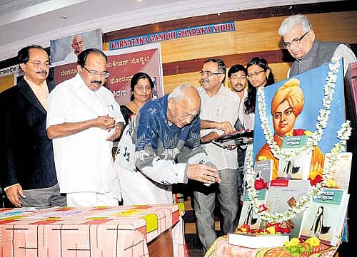 ಸಾಹಿತಿ ದೇ.ಜವರೇಗೌಡ ಅವರು ಸ್ವಾಮಿ ವಿವೇಕಾನಂದ ಅವರ ಭಾವಚಿತ್ರಕ್ಕೆ ಪುಷ್ಪನಮನ ಸಲ್ಲಿಸಿದರು. ನಾಗತಿಹಳ್ಳಿ ಚಂದ್ರಶೇಖರ್, ಸಂಸದ ಎಂ.ವೀರಪ್ಪ ಮೊಯಿಲಿ, ಡೆವಲಪ್ಮೆಂಟ್ ಫೋರಂನ ಅಧ್ಯಕ್ಷ ಡಾ.ಸಿ.ಜಯಣ್ಣ, ಬೆಂಗಳೂರು ನಾರ್ತ್ ಎಜುಕೇಷನ್ ಸೊಸೈಟಿಯ ಗೌರವ ಕಾರ್ಯದರ್ಶಿ ಪ್ರೊ.ಕೆ.ಇ.ರಾಧಾಕೃಷ್ಣ ಚಿತ್ರದಲ್ಲಿದ್ದಾರೆ –ಪ್ರಜಾವಾಣಿ ಚಿತ್ರ
