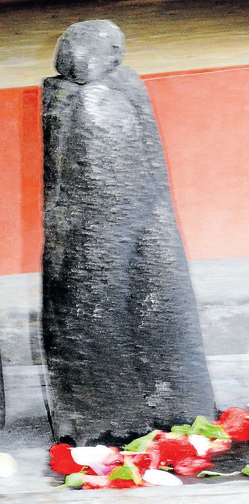 ಕೇರಳದ ಕಾಸರಗೋಡಿನ ಕುಂಬ್ಡಾಜೆ ಗ್ರಾಮದ ಗೋಸಾಡ ಮಹಿಷಮರ್ಧಿನಿ ದೇವಾಲಯದಲ್ಲಿ ಪತ್ತೆಯಾಗಿರುವ ಪುರುಷ ಜನನೇಂದ್ರಿಯವನ್ನು ಹೋಲುವ ಪ್ರಾಚೀನ ಲಿಂಗ