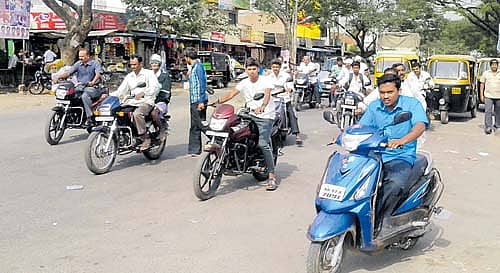 ರಾಮನಗರದ ಐಜೂರು ವೃತ್ತದ ಸಿಗ್ನಲ್ ಬಳಿ ಹೆಲ್ಮೆಟ್ ಧರಿಸದೆ ವಾಹನ ಚಲಿಸಿದ ವಾಹನ ಸವಾರರು