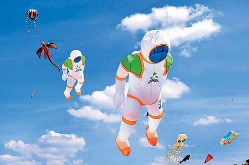 ಬೆಳಗಾವಿಯಲ್ಲಿ ನಡೆದ ಗಾಳಿಪಟ ಉತ್ಸವದಲ್ಲಿ ಗಮನ ಸೆಳೆದ ಆಕ್ಟೋಪಸ್, ಡ್ರ್ಯಾಗನ್ ರೂಪದ ಗಾಳಿಪಟಗಳು / ಪ್ರಜಾವಾಣಿ ಚಿತ್ರ: ಚೇತನ್ ಕುಲಕರ್ಣಿ