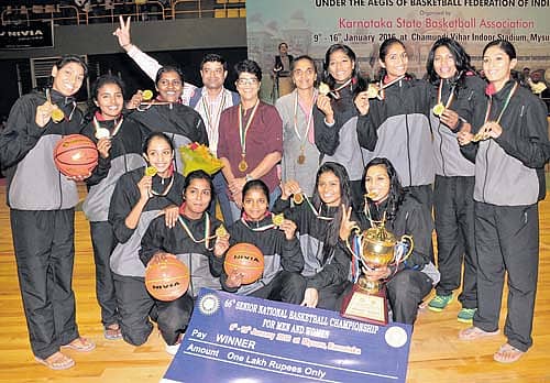 ಮಹಿಳೆಯರ ವಿಭಾಗದಲ್ಲಿ ಚಾಂಪಿಯನ್ ಆದ ರೈಲ್ವೆ ತಂಡದವರು ಟ್ರೋಫಿಯೊಂದಿಗೆ ಸಂಭ್ರಮಿಸಿದರು. ನಿಂತವರು (ಎಡದಿ ಂದ): ಪಿ. ಅನಿತಾ, ಆರ್. ಅಲಗು, ಸೀತಾಮಣಿ, ರಂಜನ್ (ಮ್ಯಾನೇಜರ್), ಅಪರ್ಣಾ ಘೋಷ್ (ಕೋಚ್), ಪ್ರಸನ್ನ ಜೈ ಶಂಕರ್ (ಸಹಾಯಕ ಕೋಚ್), ಮುರಳೀನಾಥ್, ಎನ್. ರಾಧಾ, ಪಿ.ಯು. ನವನೀತಾ, ಎಂ. ಗಾಯತ್ರಿ. ಕುಳಿತವರು: ಕೆ. ಪ್ರೀತಿ, ಆರ್. ಪ್ರಿಯಾದರ್ಶಿನಿ, ಕಮಲೇಶ್, ಸೀಮಾಸಿಂಗ್, ಪ್ರವೀಣ್ ಮೆನನ್ -ಪ್ರಜಾವಾಣಿ ಚಿತ್ರ/ಇರ್ಷಾದ್ ಮಹಮ್ಮದ್