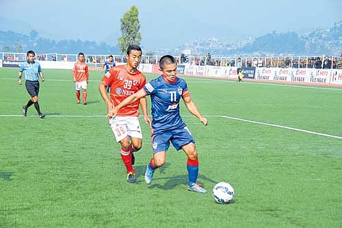 ಬಿಎಫ್‌ಸಿ ನಾಯಕ ಸುನಿಲ್ ಚೆಟ್ರಿ ಚೆಂಡಿನ ಮೇಲೆ ನಿಯಂತ್ರಣ ಸಾಧಿಸಿರುವುದು