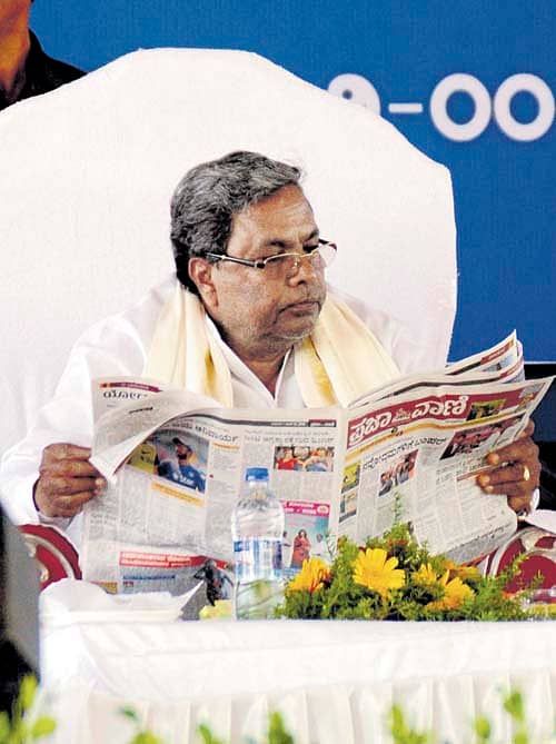 ಬಾಗಲಕೋಟೆಯಲ್ಲಿ ಭಾನುವಾರ ನಡೆದ ಕಾರ್ಯಕ್ರಮದಲ್ಲಿ ‘ಪ್ರಜಾವಾಣಿ’ ಪತ್ರಿಕೆ ಓದುವುದರಲ್ಲಿ ತಲ್ಲೀನರಾಗಿದ್ದ ಮುಖ್ಯಮಂತ್ರಿ ಸಿದ್ದರಾಮಯ್ಯ.