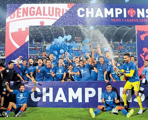 ಬೆಂಗಳೂರಿನ ಕಂಠೀರವ ಕ್ರೀಡಾಂಗಣದಲ್ಲಿ ಭಾನುವಾರ ನಡೆದ ಪಂದ್ಯದಲ್ಲಿ ಸಲಗಾಂವ್ಕರ್ ತಂಡವನ್ನು ಮಣಿಸಿ ಐ ಲೀಗ್ ಕಿರೀಟ ಮುಡಿಗೇರಿಸಿಕೊಂಡ ಬೆಂಗಳೂರು ಫುಟ್ಬಾಲ್ ಕ್ಲಬ್ ತಂಡದ ಆಟಗಾರರು ಸಂಭ್ರಮ ಪಟ್ಟ ಕ್ಷಣ